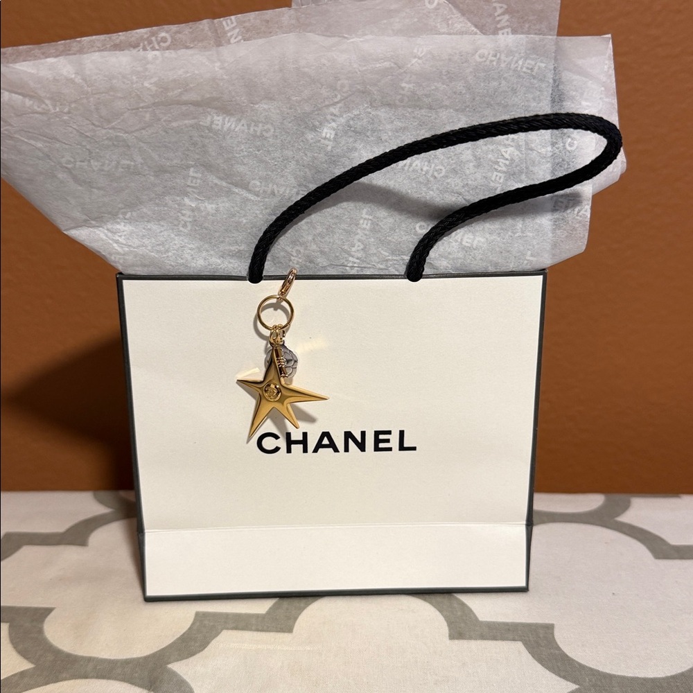 CHANEL White and Black empty bags and charm - Picture 3 of 3